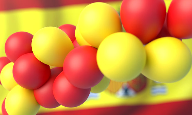 绘有西班牙国旗颜色的气球在蓝天中飘扬。图片下载