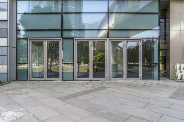 现代办公入口前空荡荡的人行道图片下载