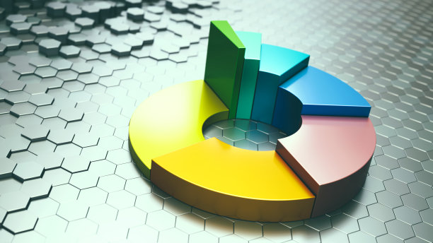 在闪亮的六边形表面上的抽象金属甜甜圈图。特写散焦构图。图片下载