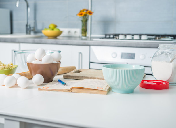 在桌上烘焙的原料图片下载