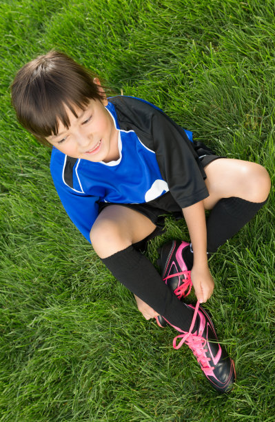 小女孩在系足球鞋图片下载