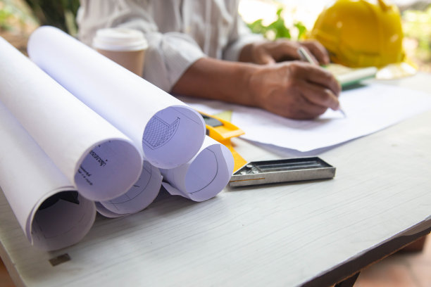 建筑师老人带着图纸工作，工程师在工地工地检查图片下载