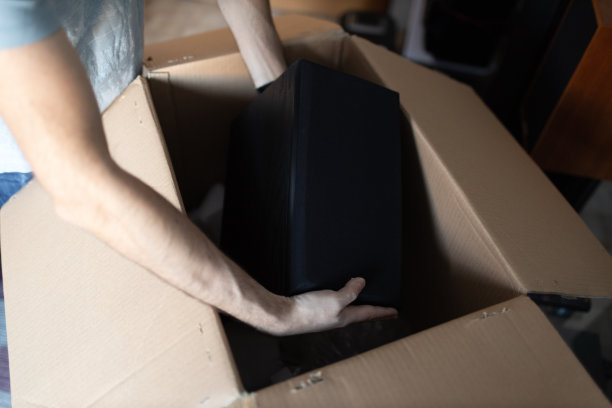 成年男子小企业主包装订单箱包装运输给客户。企业家包装盒，送货上门图片下载