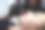 用纹身针机在女性嘴唇上进行粉色颜料永久纹身。图片下载