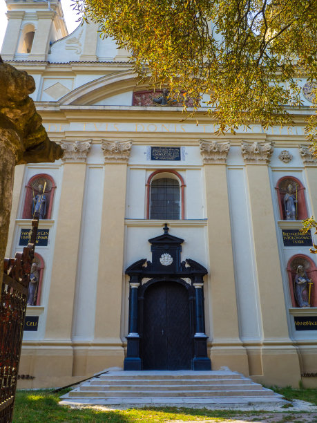 乌克兰沃林地区奥利卡的古老天主教教堂图片下载