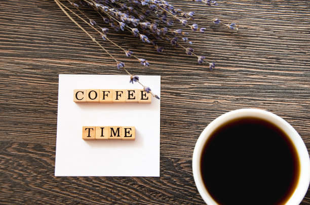 一杯咖啡旁边的薰衣草花和铭文时间咖啡，从上看图片下载