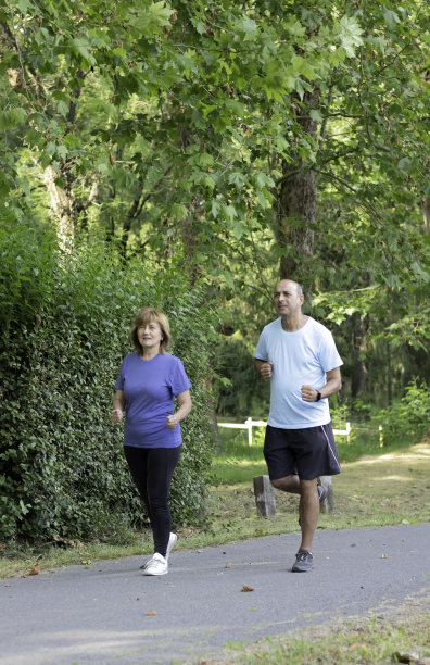 一对成熟的老夫妇在城市公园一起跑步，以保持健康图片下载