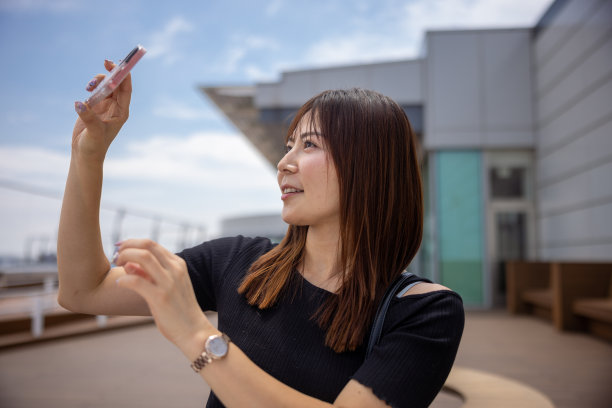 一名女子在机场观景台拍照图片下载