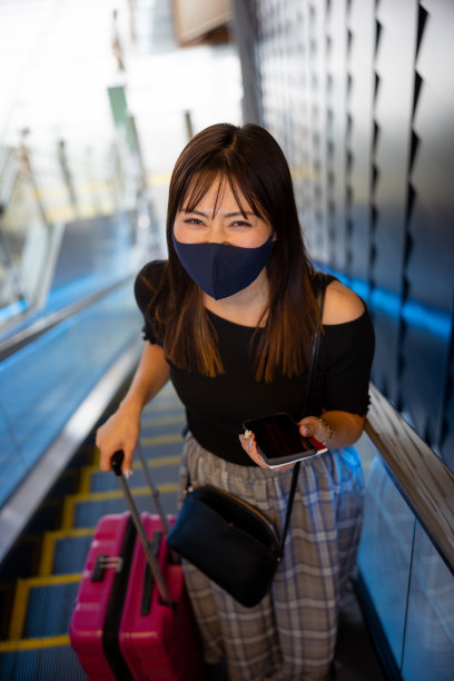 快乐的女性旅客上电梯图片下载