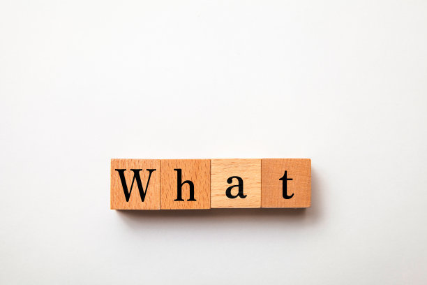 什么东西的特性。画在木块上的字母。黑色文本。图片下载