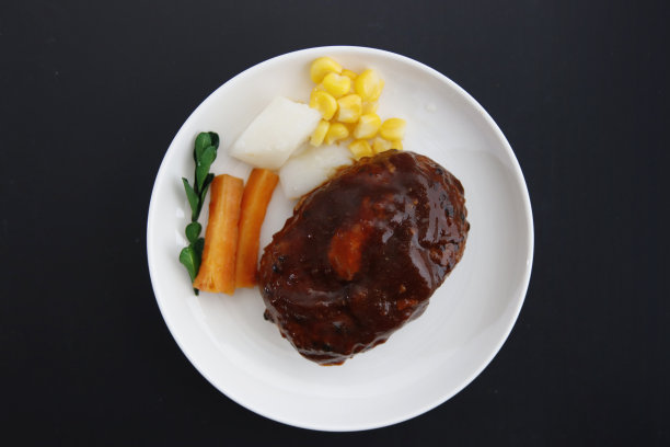 汉堡包和调味料在桌子上图片下载