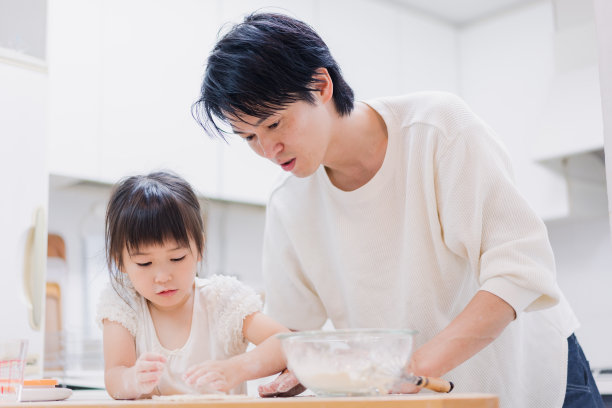 爸爸和女儿一起揉面团图片下载