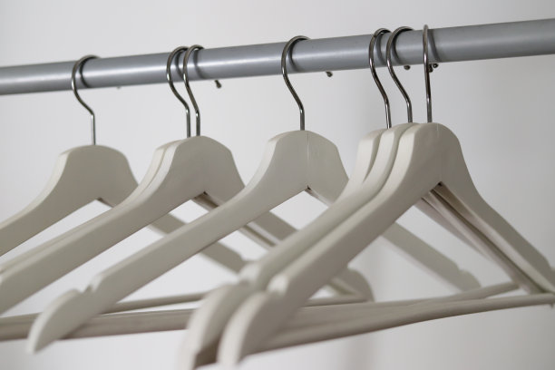 管子上挂着白色的空木杆图片下载