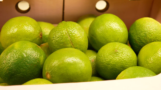 非常漂亮的成熟酸橙在交易箱的特写图片下载