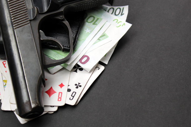 黑底是钱卡和枪图片下载