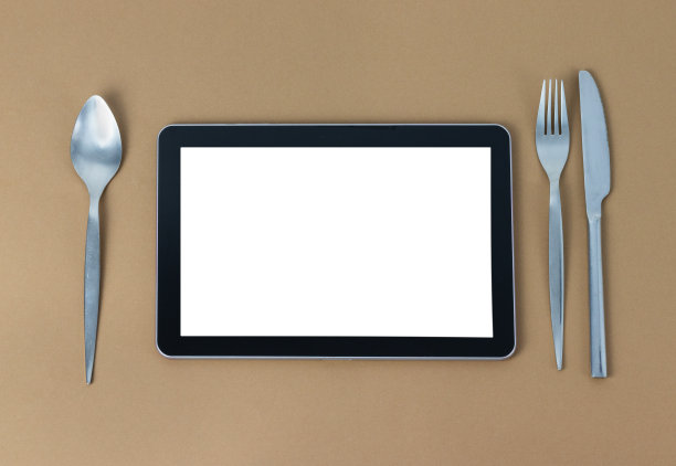 写字台上放着餐具，白色屏风图片下载