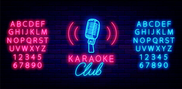 卡拉ok俱乐部霓虹灯招牌。蓝色的麦克风图标。选秀节目。闪亮的字母表。光信号。向量股票插图图片下载