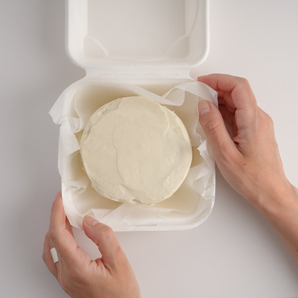 一个白色小蛋糕的特写图片下载