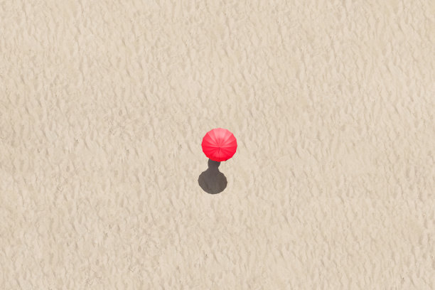 在热带沙滩、棕榈树和大海上，手持红色夏日伞的女人的俯视图和鸟瞰图。海洋海岸线。无人驾驶飞机的照片。背景。本空间图片下载