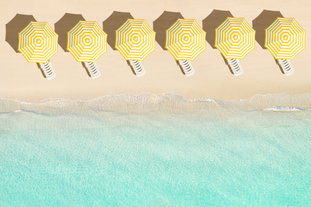 沙滩上的日光浴床，休息室，黄色雨伞的鸟瞰图。夏天和旅行的概念。蓝色、蓝绿色透明海水、海水、泻湖的水面。空中,无人机视图图片下载