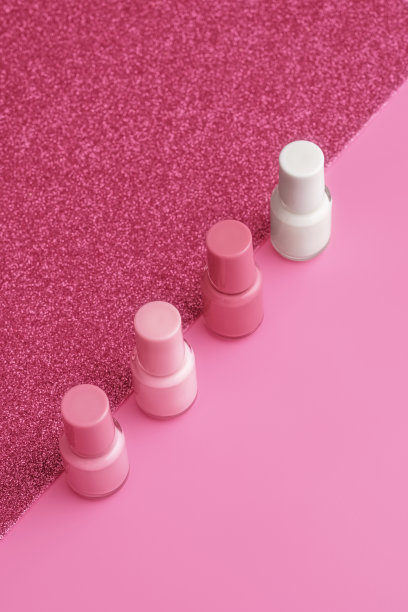 时髦的设计模板与指甲油玻璃瓶在粉红色和闪闪发光的背景。图片下载