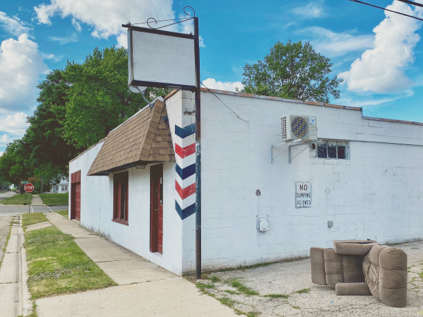 关闭的废弃街角商铺图片下载