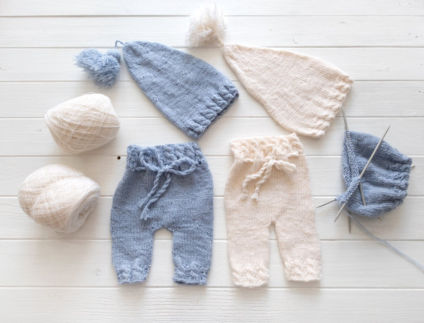 金发女孩抱着小猫图片下载