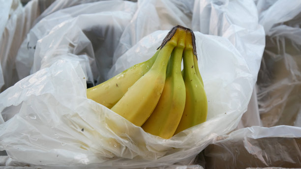 特写的一个美丽的香蕉串在交易箱图片下载