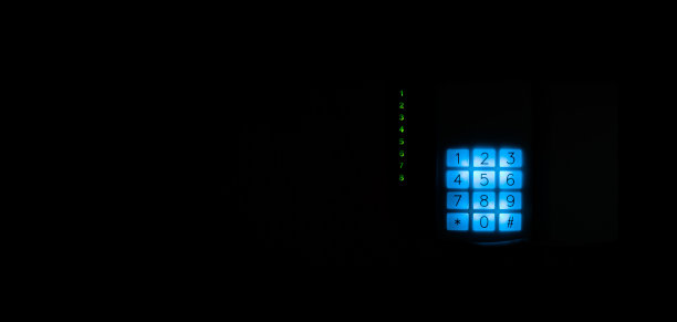 公寓安防系统遥控面板的Numpad。离家前启动现代报警系统图片下载