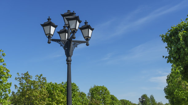复古街灯在蓝天和绿树的背景。特写镜头。老式的lampost。空间的文本。图片下载