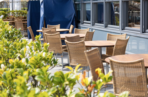 哥本哈根的街头咖啡馆，空桌子。图片下载