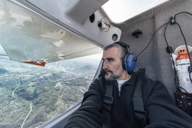 成熟男人在日出时开私人飞机。图片下载