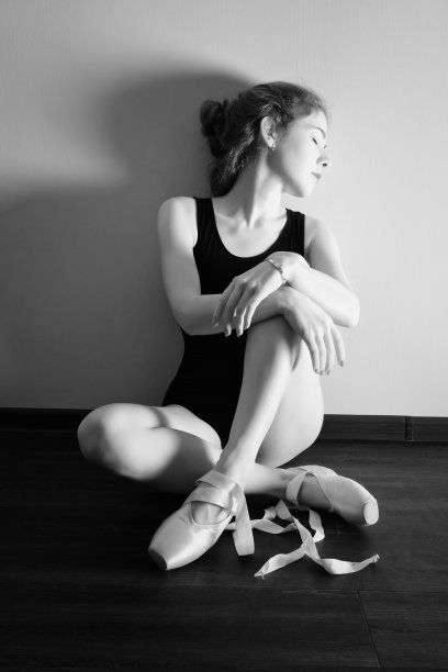 年轻漂亮的芭蕾舞演员图片下载