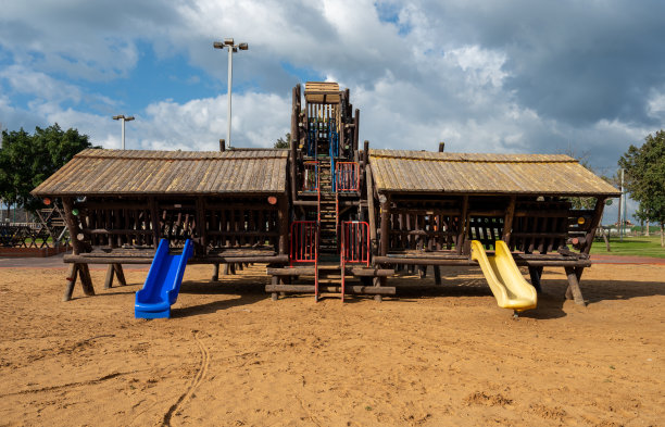 配备滑梯和攀爬设备的户外儿童游乐场图片下载