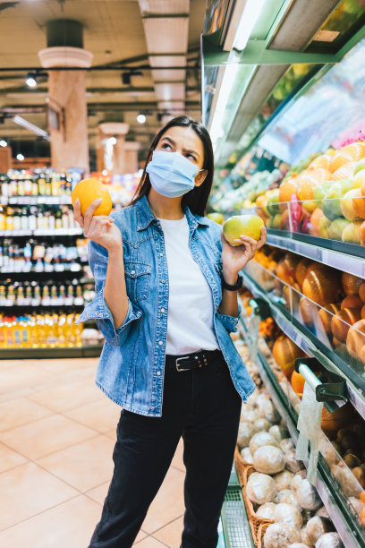 深色头发的女孩戴着口罩抵御病毒图片下载