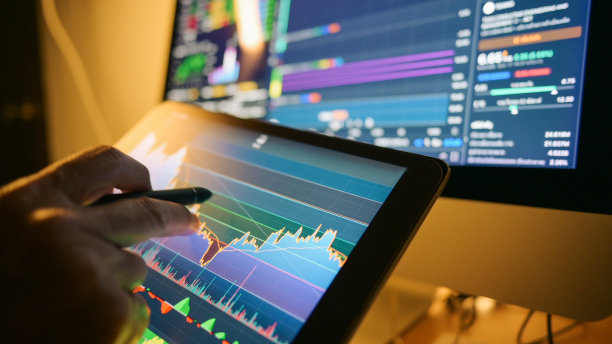 年轻投资者分析商品价格使用数据石油农业能源布伦特石油天然气汽油RBOB图片下载