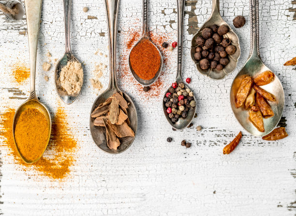 香料装在勺子里，放在古老的木制背景上图片下载
