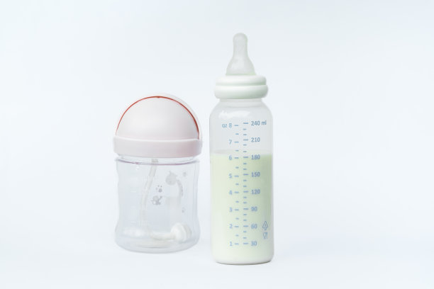婴儿喂养瓶采用优质原料制成，耐热，高瓶低瓶，白色底色。图片下载