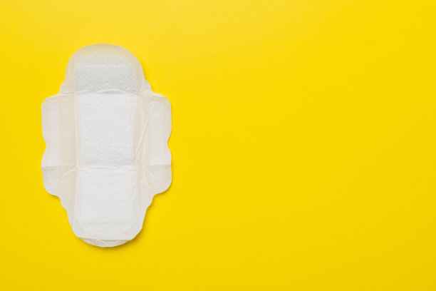 彩色背景的女性卫生用品或卫生巾。柔和的颜色。特写镜头。空白的地方用于文本。女性日常卫生图片下载