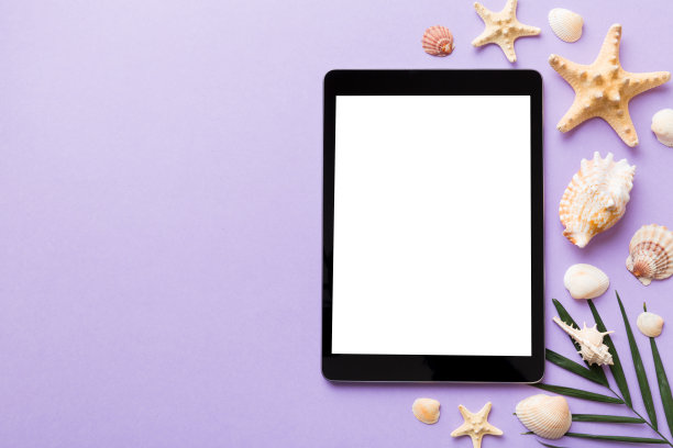 在彩色背景上与平板和海滩配件的平面组合。平板电脑与空白屏幕模拟与复制空间图片下载