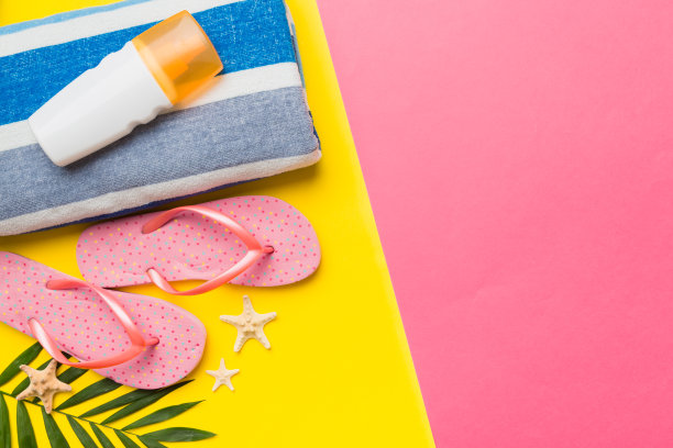 海滩配件草帽和彩色桌子上的贝壳。夏天概念背景图片下载