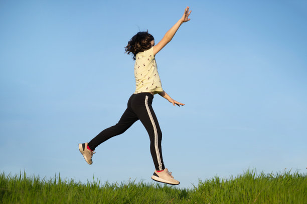 一个小女孩跳得很高图片下载