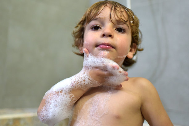 孩子在淋浴时用泡沫图片下载