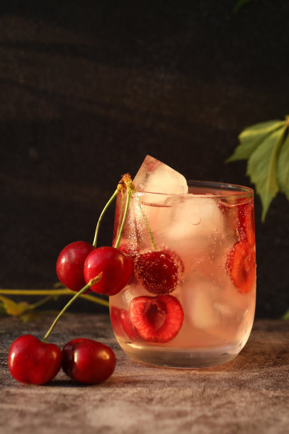 一杯加甜樱桃和冰块的饮料图片下载