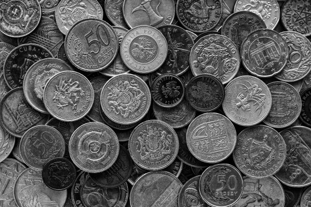 欧元硬币的背景。钱币学。英国英镑硬币。美国的硬币。世界各国的硬币。铁钱。集合图片下载