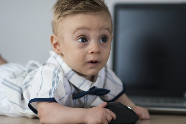 宝宝面前放一台电脑图片下载