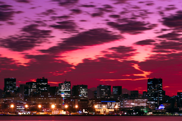 黄昏时分，里约热内卢市中心的天际线图片下载