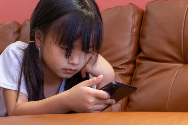 女孩正在玩电话。图片下载