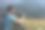 户外三脚架上的现代相机拍摄山景图片下载