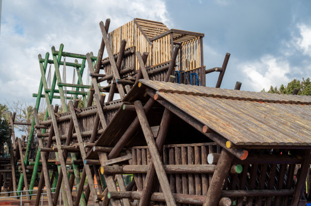 配备滑梯和攀爬设备的户外儿童游乐场图片下载